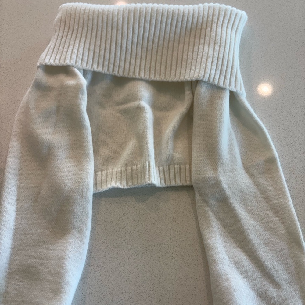 White knitted shirt